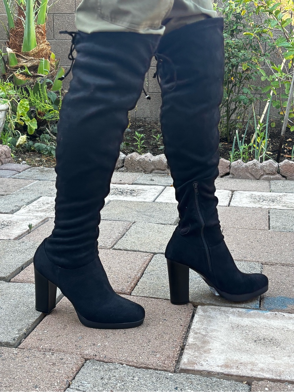 Long boots black.Used,with damage on the back and heel.Otherwise good condition